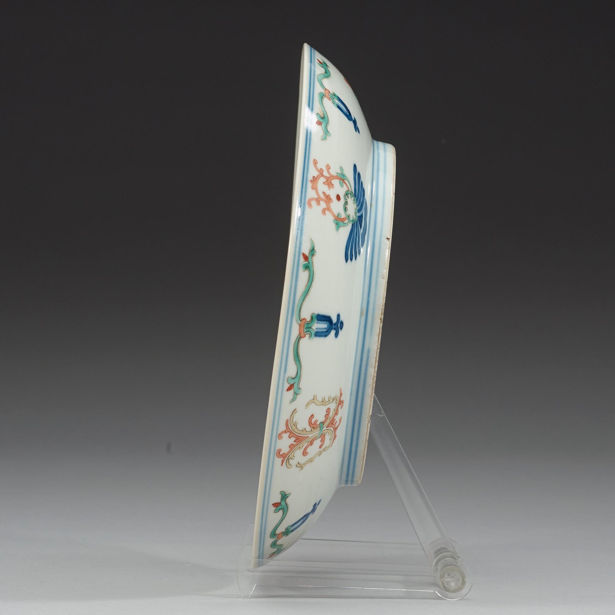 A wucai dish, Qing dynasty with Tongzhis six character mark and period (1862-74).