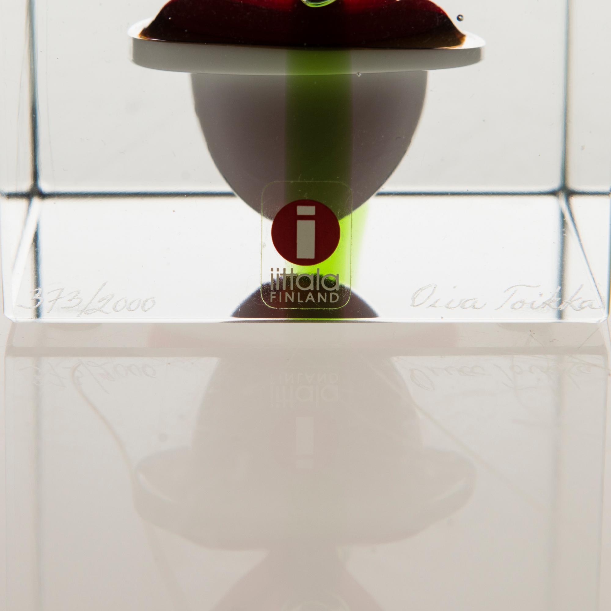 OIVA TOIKKA, AN ANNUAL CUBE, glass, signed Oiva Toikka Nuutajärvi 1997, numbered 373/2000.