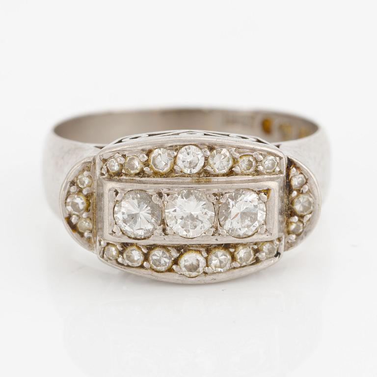 Ring, 18K white gold with brilliant-cut diamonds.