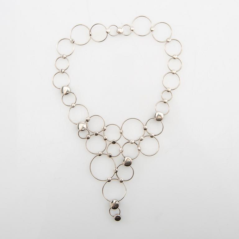 Regitze Overgaard, Collier av silver med slipad onyx, Georg Jensen.