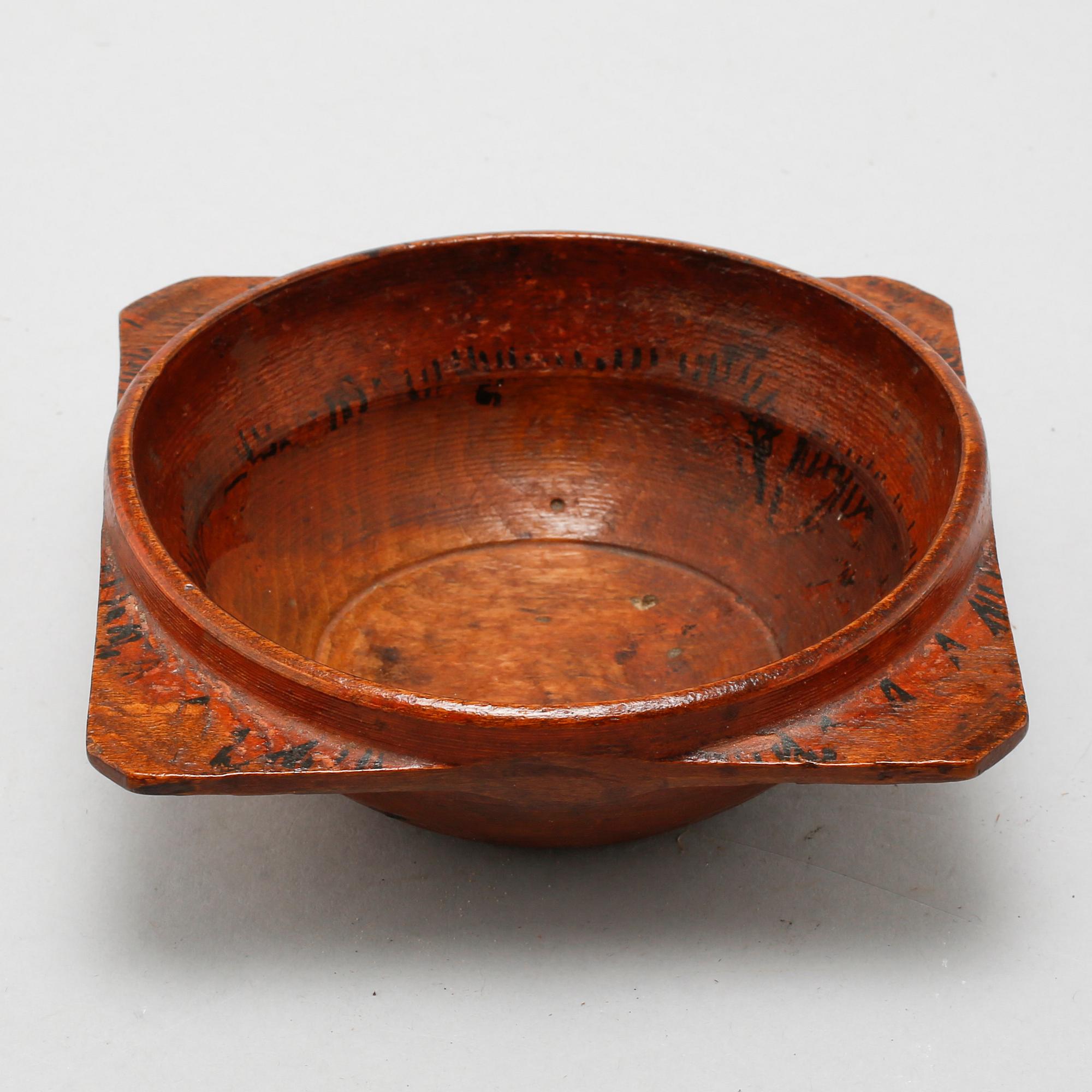 A wooden folk art bowl from 1780.