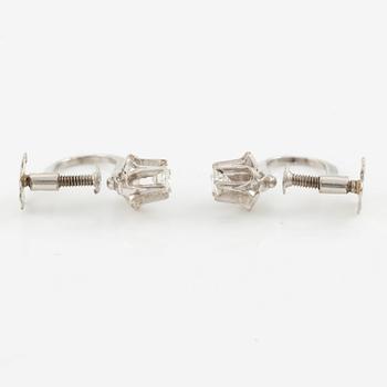 Örhängen ett par, 18K vitguld med briljantslipade diamanter.
