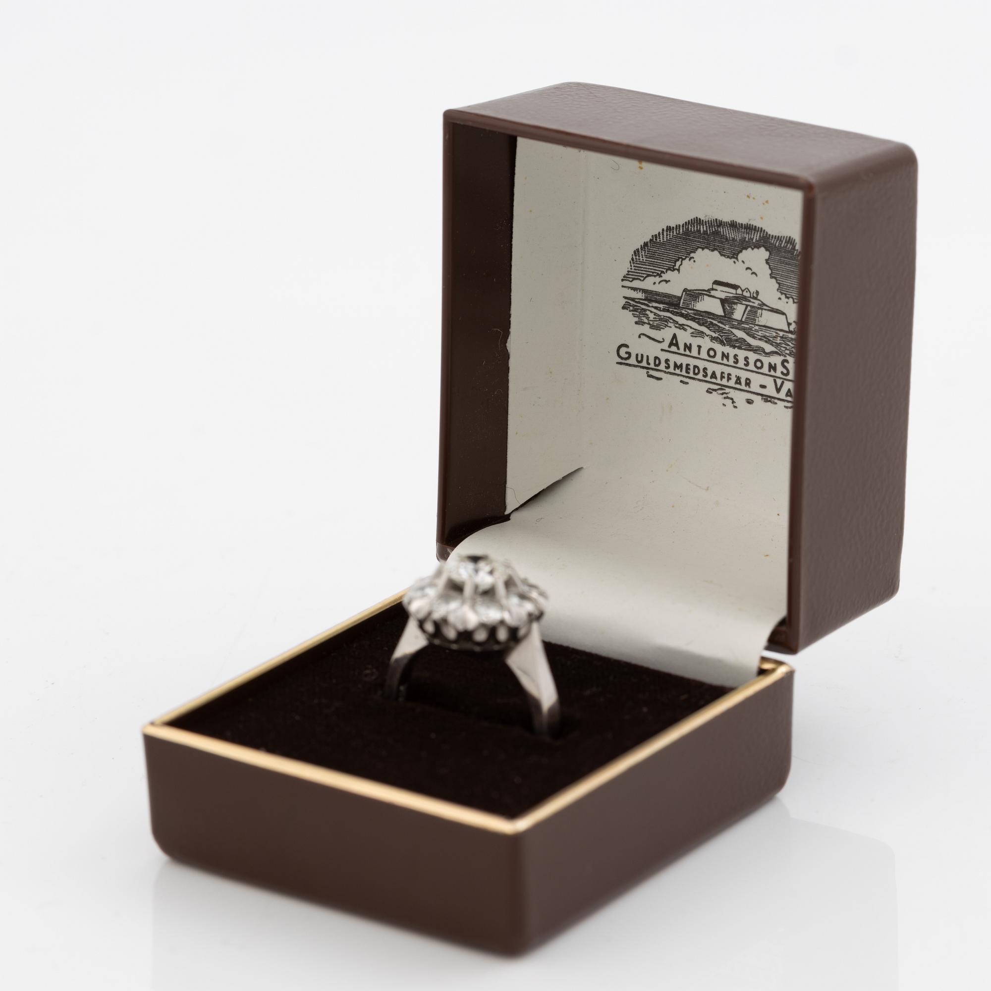 Ring 18K white gold set with round brilliant-cut diamonds.