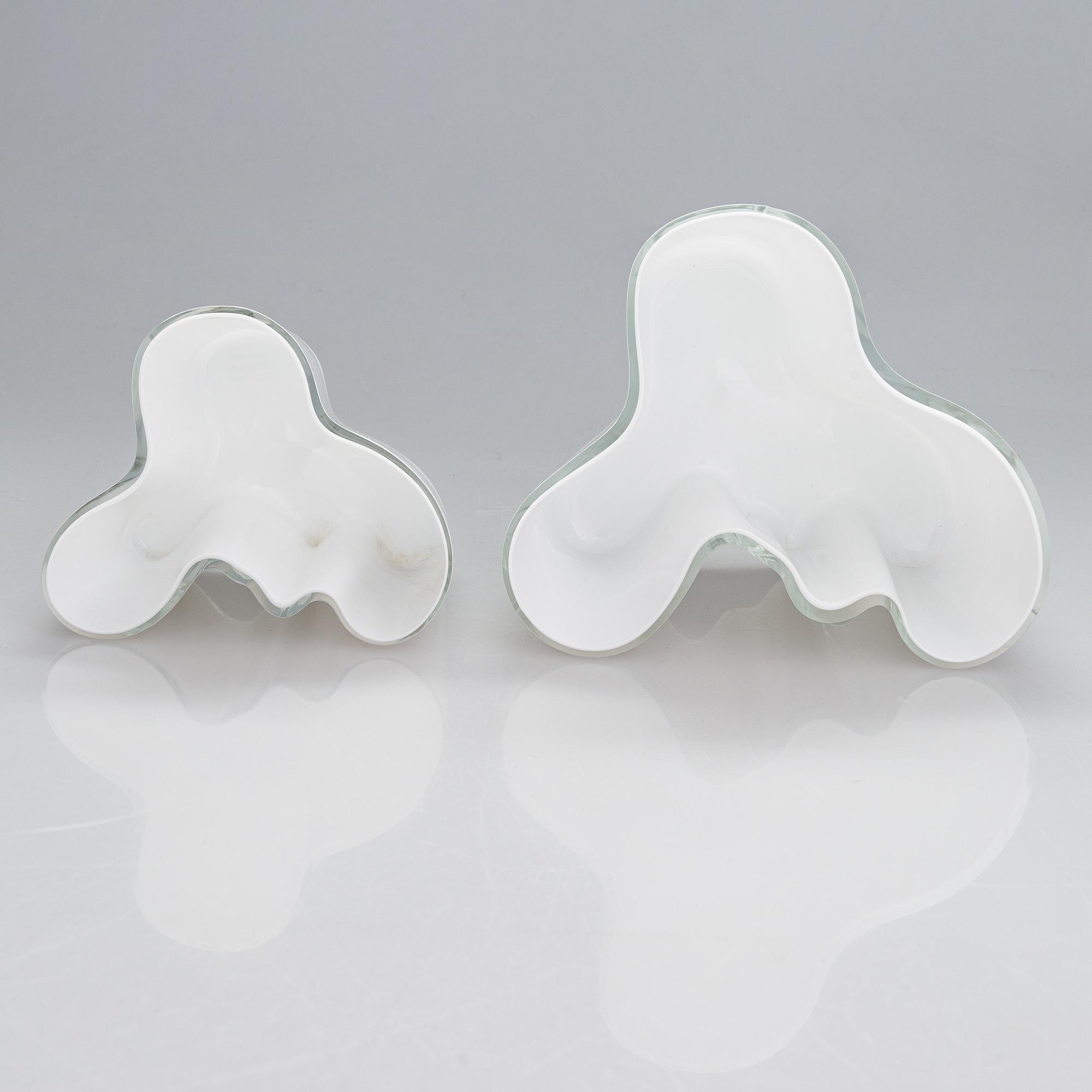 Alvar Aalto, vaser, 2 st, den mindre Iittalas 100-års jubileumsvas märkt Alvar Aalto Iittala 1881-1981.