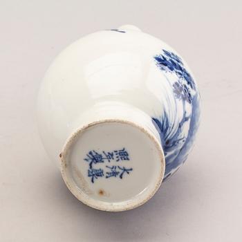 A set of two blue and white vases, Qing dynasty, 19th Century.