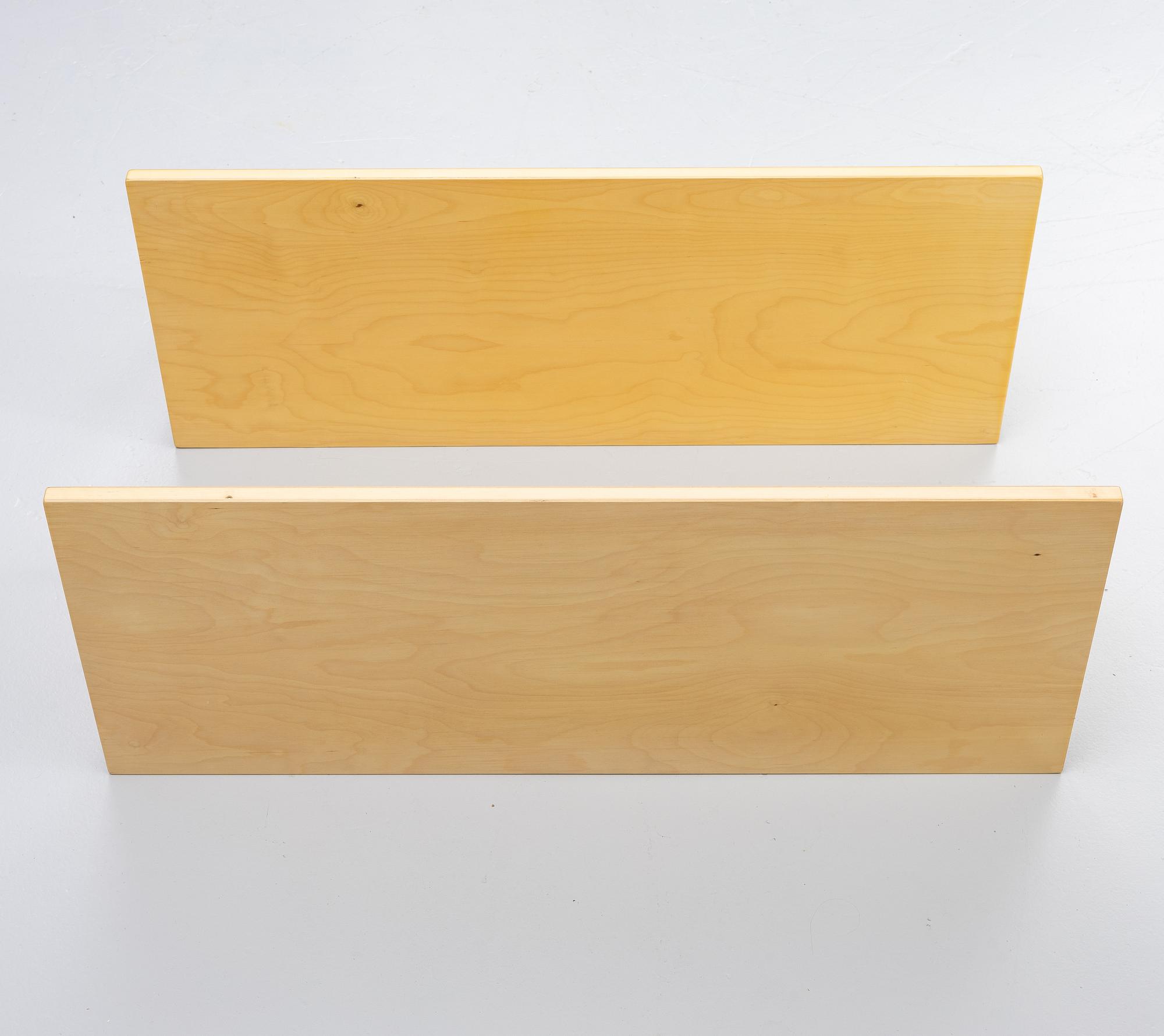 Alvar Aalto, vägghyllor, ett par, modell 112B, Artek, Finland, sent 1900-tal.