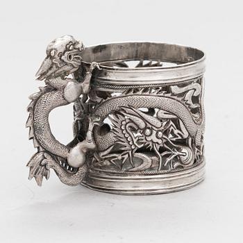 Teelasinpidike, hopeaa, Shanghai, Kiina vuosisadan vaihde 1800/1900. Tunnistamattomat leimat.