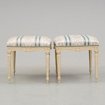 TABURETTER, ett par, gustaviansk stil, 1900-talets första hälft.