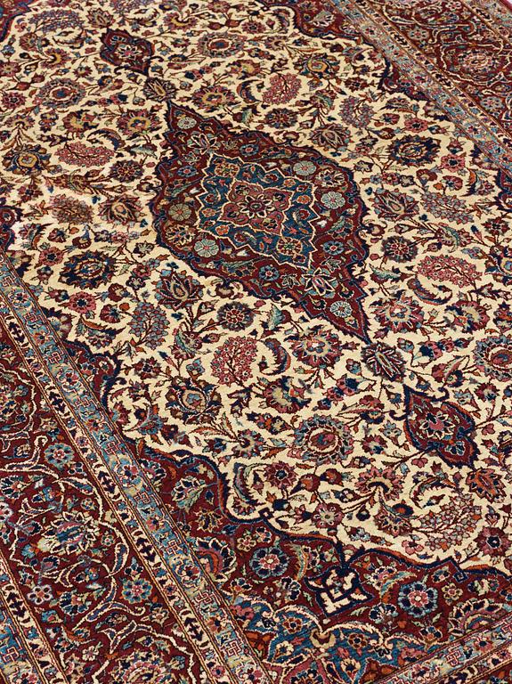 SEMI-ANTIQUE SILK KASHAN. 208 x 138,5 cm.