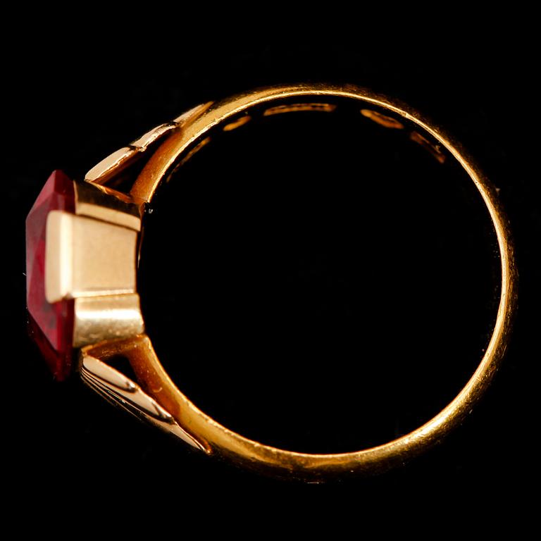 RING, 23 k guld, 1926. Vikt ca 6 g.