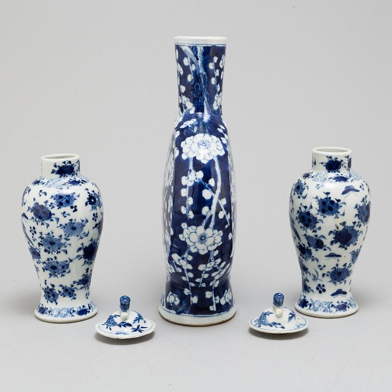 Three (2+1) blue and white porcelain vases, Qing dynasty, late 19th century.