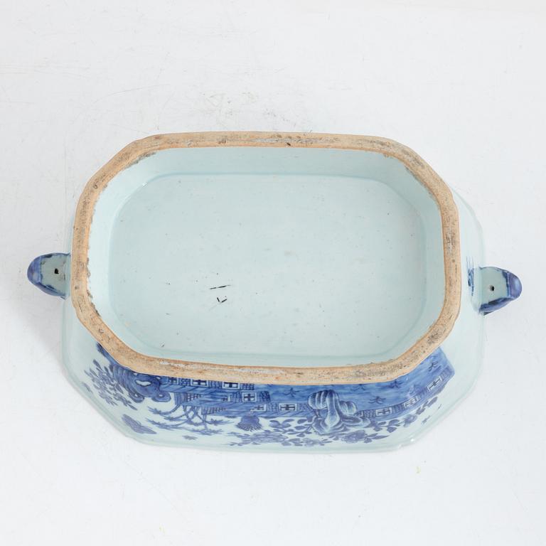 A Chinese blue and white wxport porcelain tureen with cover, Qing dynasty, Qianlong (1736-95).