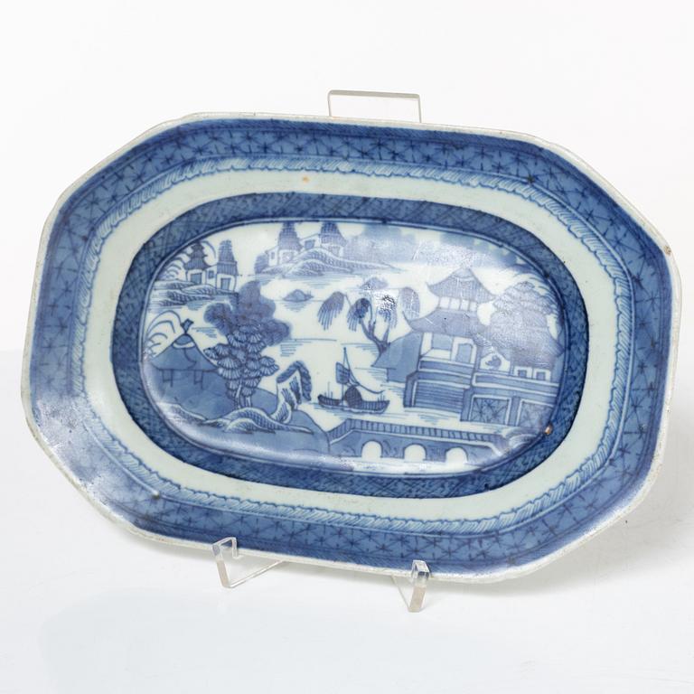 A pair of Chinese blue and white porcelain dishes and two jars, Qing dynasty, 19th century.
