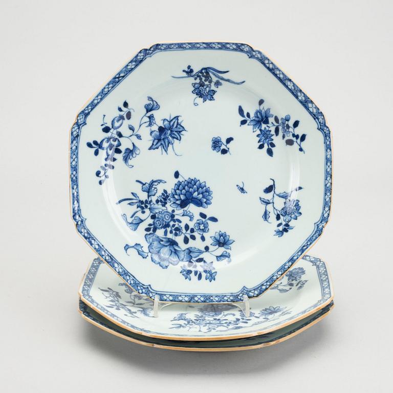 A set of three Chines blue and white Qianlong porcelain plates.