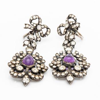 COLLIER samt ett par ÖRHÄNGEN, paste, ametister, silver, troligen 1900-talets första hälft, originaletui.