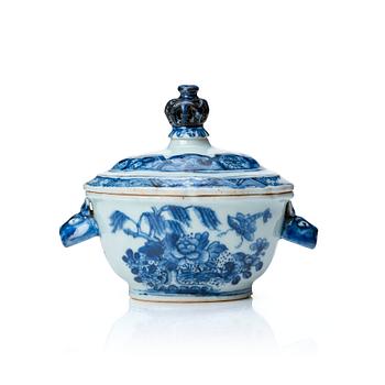 1075. A blue and white tureen with cover, Qing dynasty, Qianlong (1736-95).