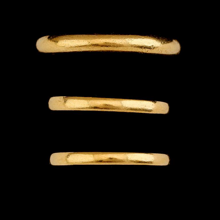 RINGAR, 3 st, 23K guld. Vikt ca 11 g.