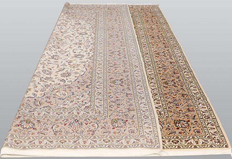 A Keshan carpet, approx. 398 x 295 cm.