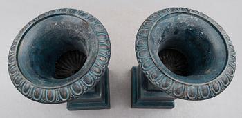 TRÄDGÅRDSURNOR PÅ PIEDESTALER, 1 par, gjutjärn, 1900-/2000-tal.