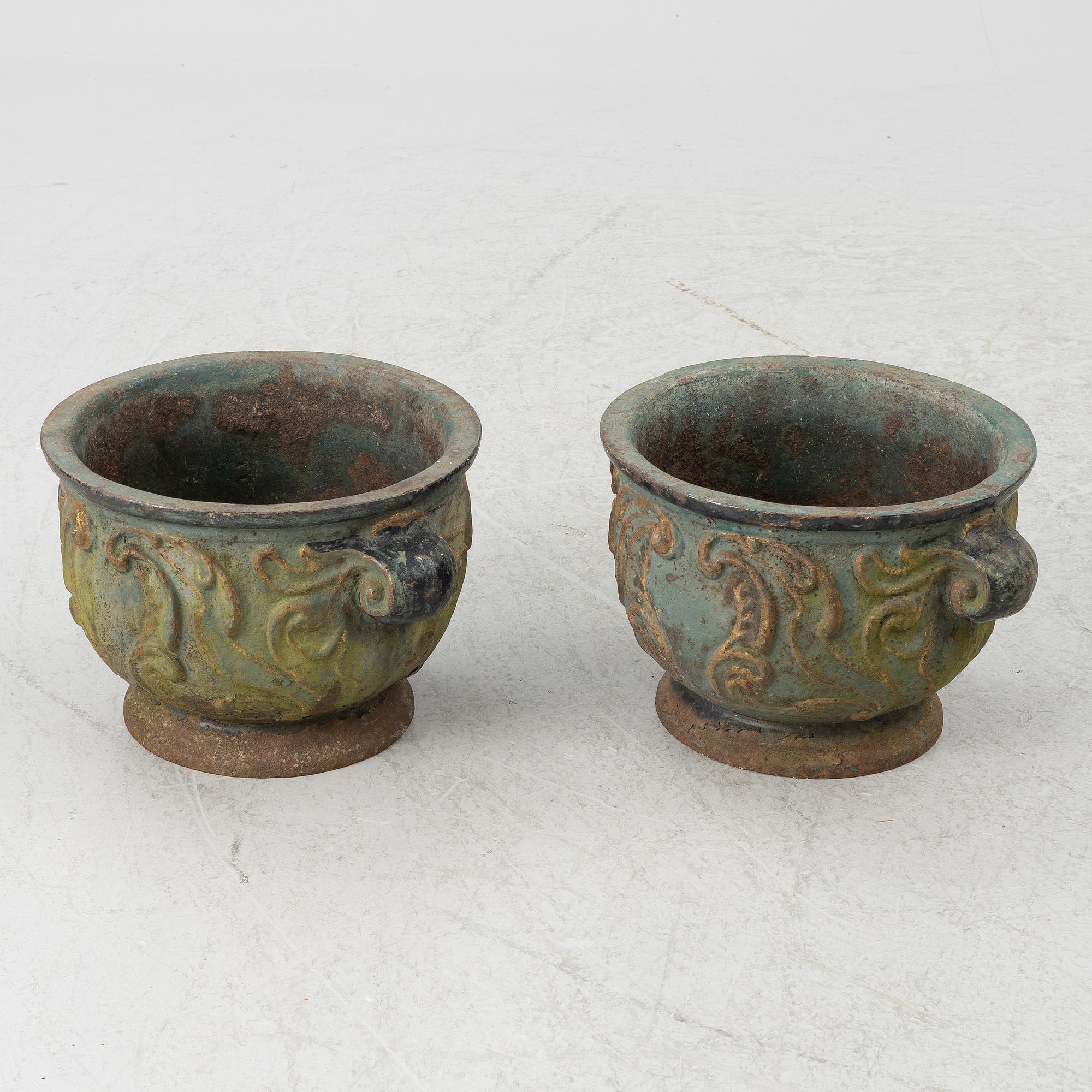A pair of cast iron garden urns, 'Barockurnan', Näfveqvarns Bruk, Sweden, 20th Century.