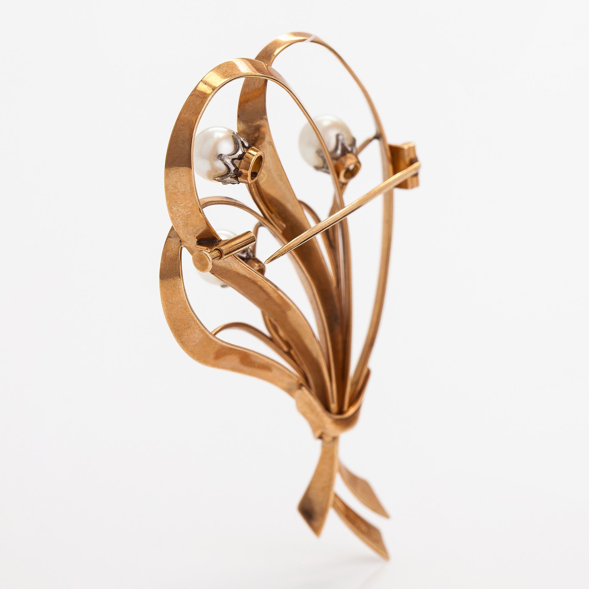 A 14K gold brooch with cultured pearls. Westerback, Helsinki 1954.