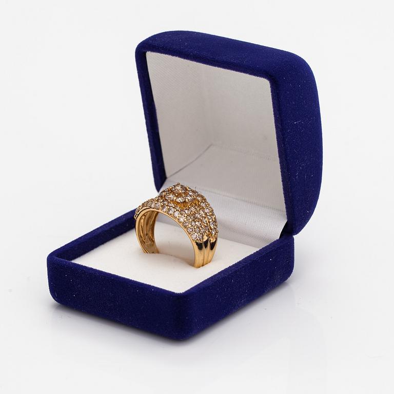 An 18K gold ring with diamonds ca. 3.00 ct in total according to certificate. AIG-certificate.