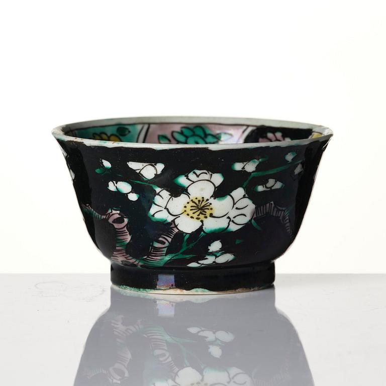 A famille noire cup with stand, Qing dynasty, Kangxi (1662-1722).