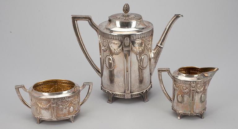 KAFFESERVIS, 3 delar. 813 silver. K. S. Sahlstedt Åbo 1908. Vikt 1048 g.