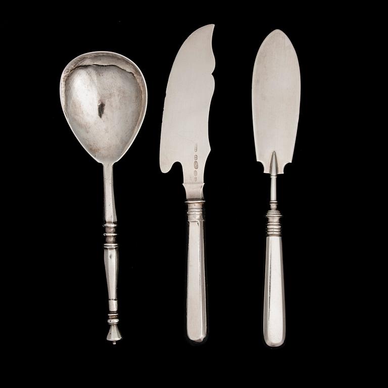 SERVERINGSBESTICK, 3 st, silver, bl.a. Kurljukov / Курлюковъ. Ryssland 1800-tal. Vikt 245,6 g.