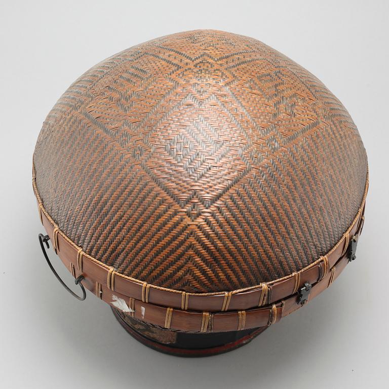 A chinese basket, early 20th century.