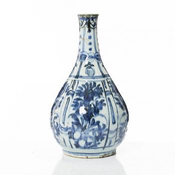 A blue and white kraak bottle, Ming dynasty, Wanli (1572-1620).