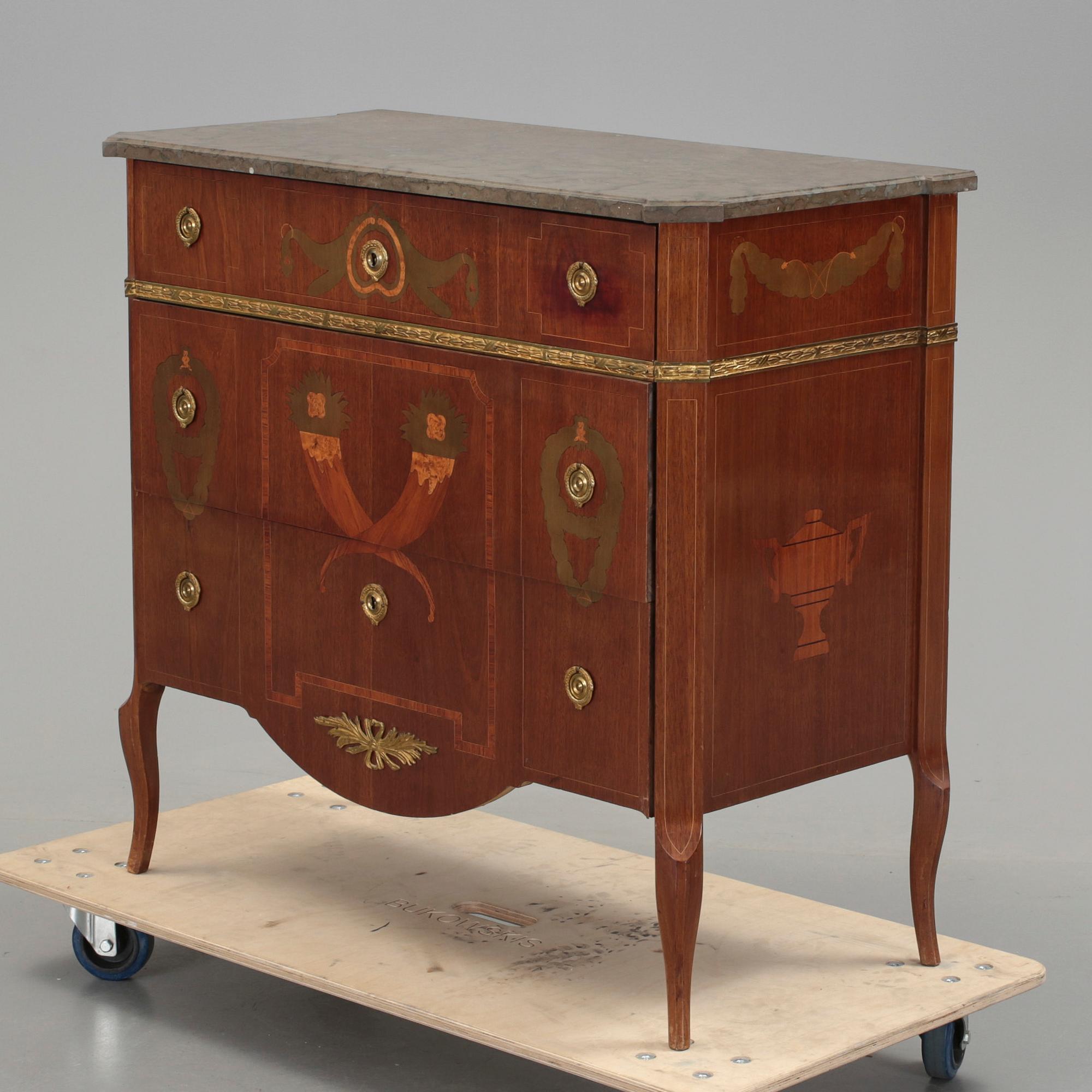 BYRÅ, gustaviansk stil, 1900-talets första hälft.