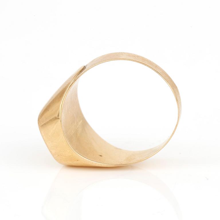 KLACKRING, med liten diamant, ca 0,01 ct, Kaplans, Stockholm, 1971. 18K guld.