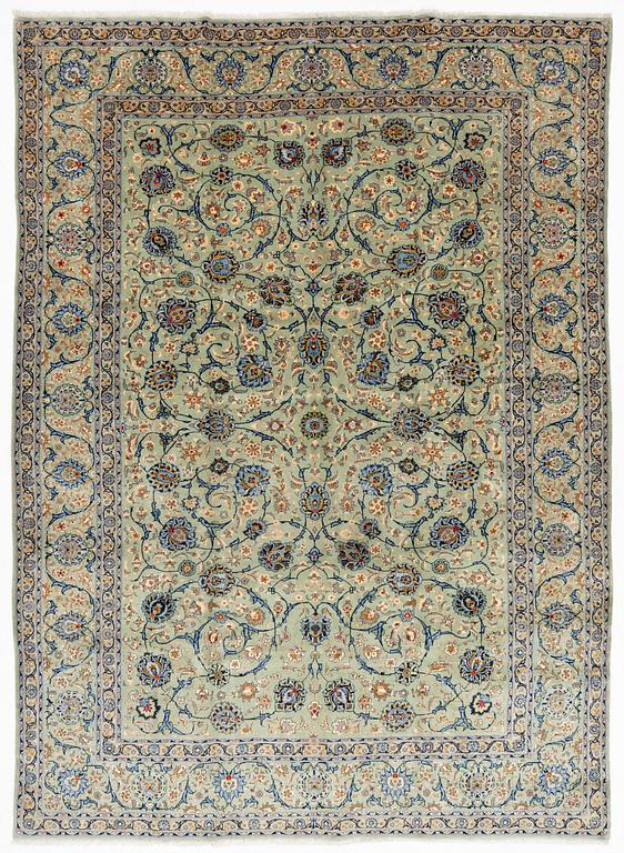 A carpet, semi-antique Najafabad, ca 420 x 306 cm.