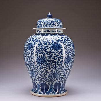 URNA MED LOCK, porslin. Kina, 1800-talets andra hälft.