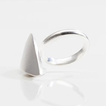 RING, sterling silver, "Shade" Pekka Hirvonen, Lapponia 2000-tal. Vikt 12,6 g.