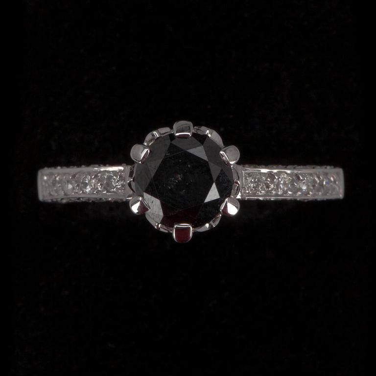 RING, 18K vitt guld. Svart briljantslipad diamant 1.36 ct + briljantslipade diamanter 0.50 ct. TW si/p. Vikt 4.5 g.