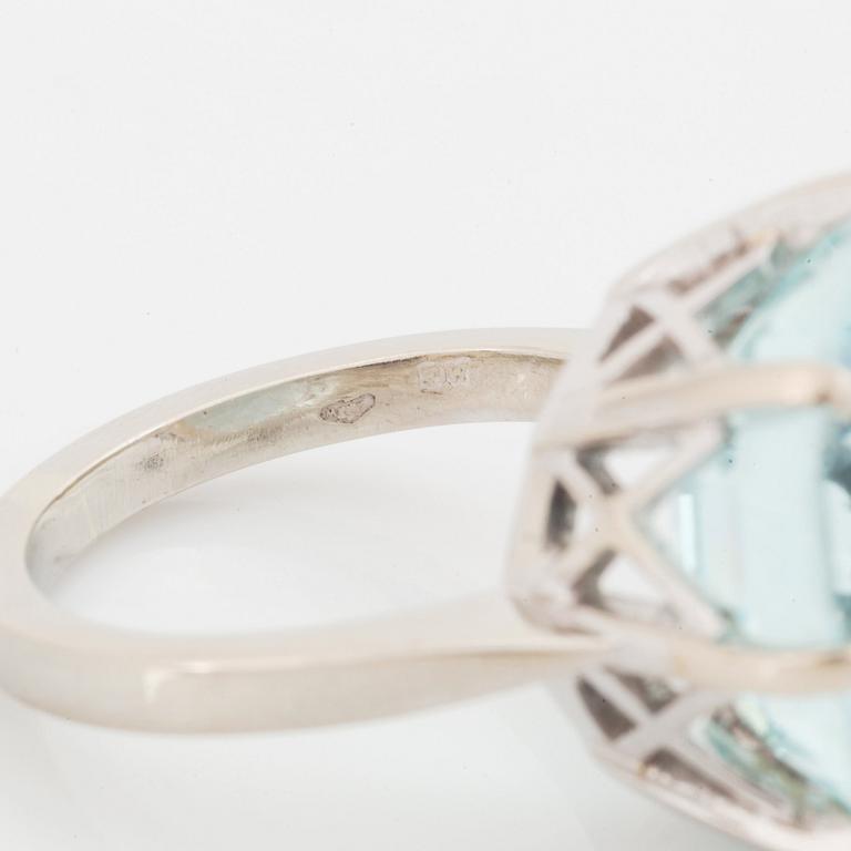 A 14K white gold ring set with a faceted aqumarine.