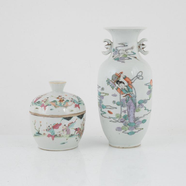 A Chinese vase and a jar with cover, 19th/20th century.