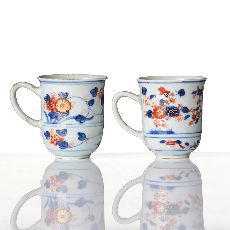 A set of two imari cups and a tea caddy, Qing dynasty, Kangxi (1662-1722). The tea cups with Johanneum mark.