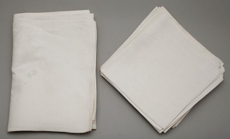 DUK SAMT 12 SERVETTER, linne, 1900-talets första hälft.