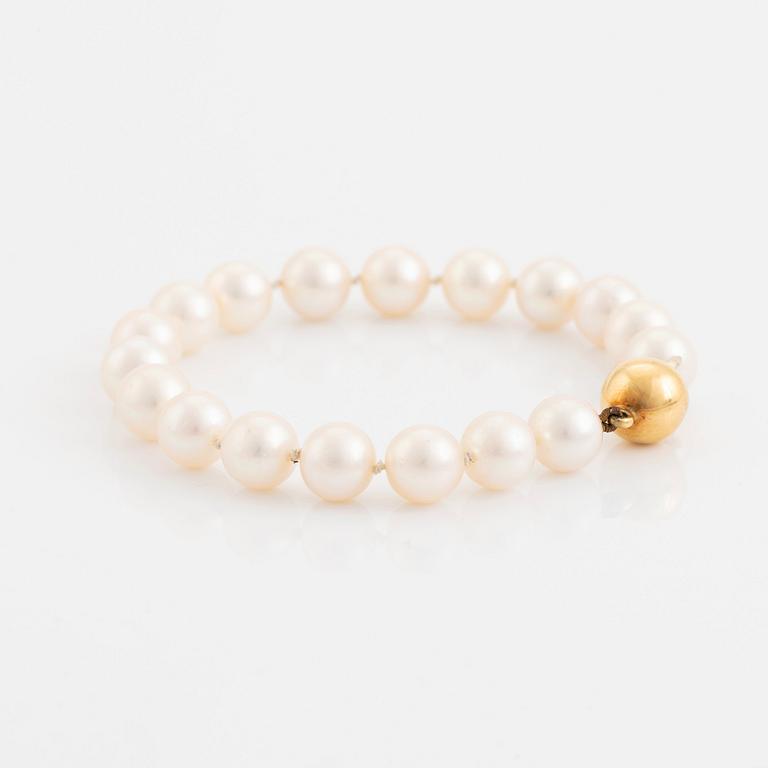 A cultured pearl bracelet.