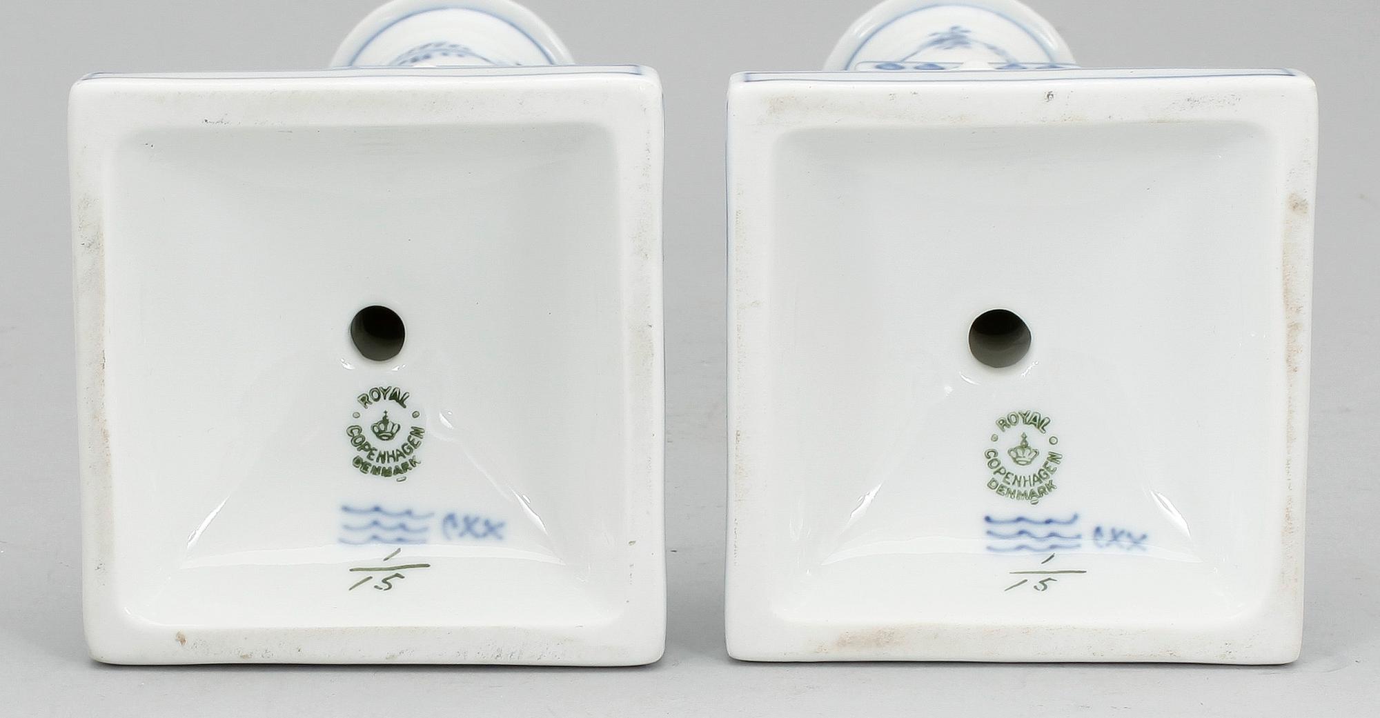 LJUSSTAKAR, ett par, porslin, "Musselmalet", Royal Copenhagen, 1900-talets andra hälft.