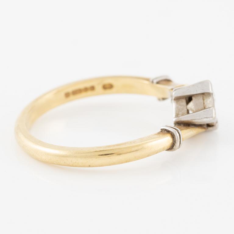 Ring 18K gold with princess-cut diamond.