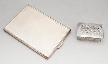 CIGARETTETUI SAMT DOSA, silver. Tot vikt ca 191 g.