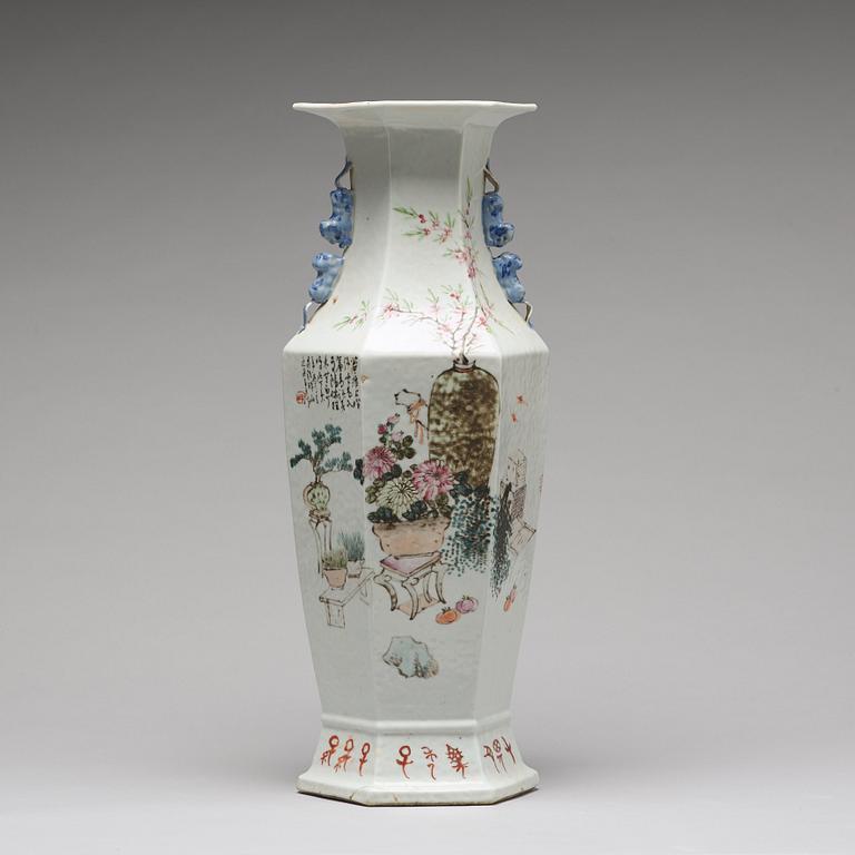 A large Chinese famille rose vase, early 20th Century.