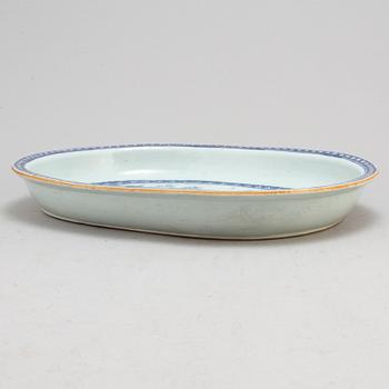 An 18th century Chinese Qing dynasty blue and white export porcelain serving dish,