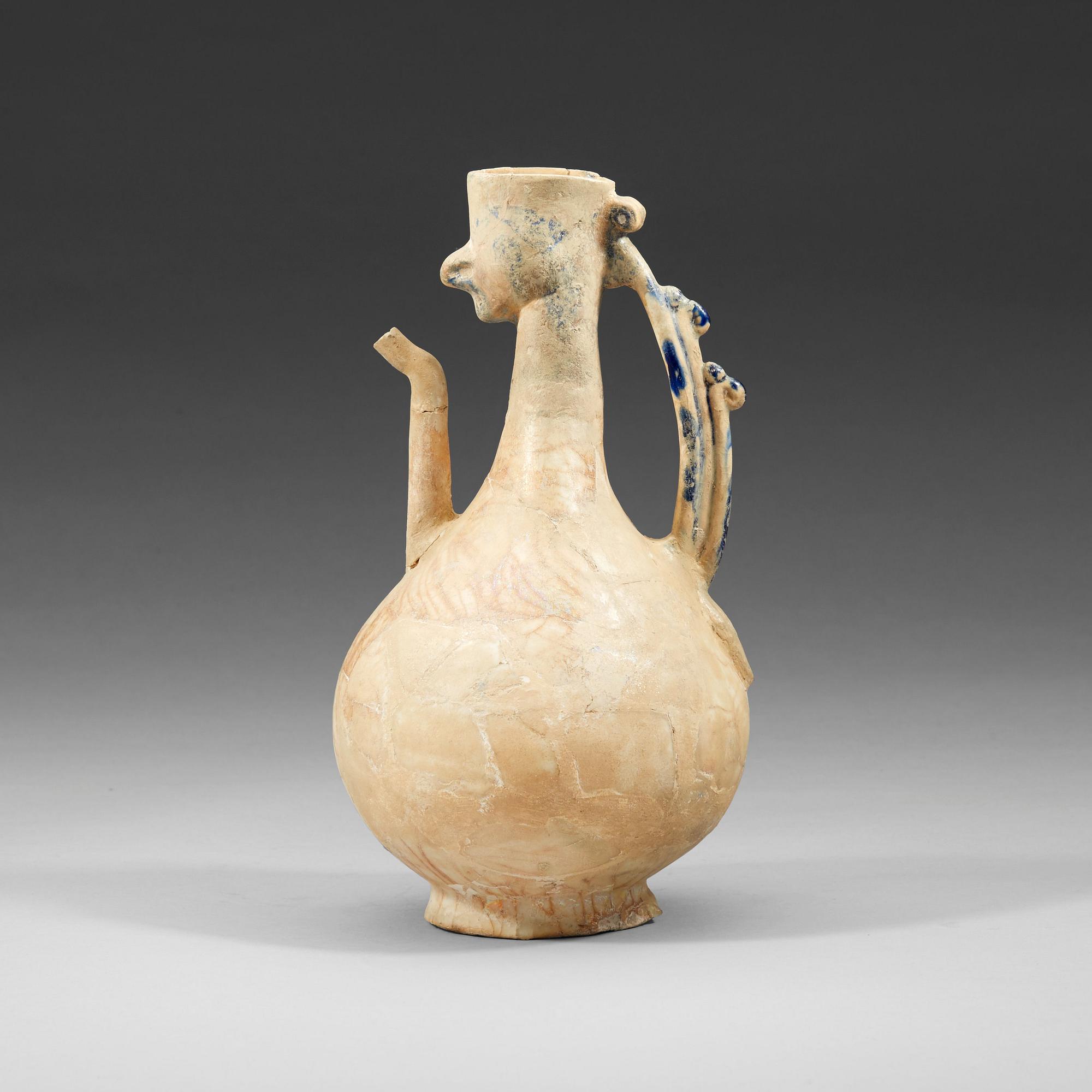 KANNA. Lergods. Sannolikt Keshan 1100-1200-tal, Iran. Höjd 27 cm.