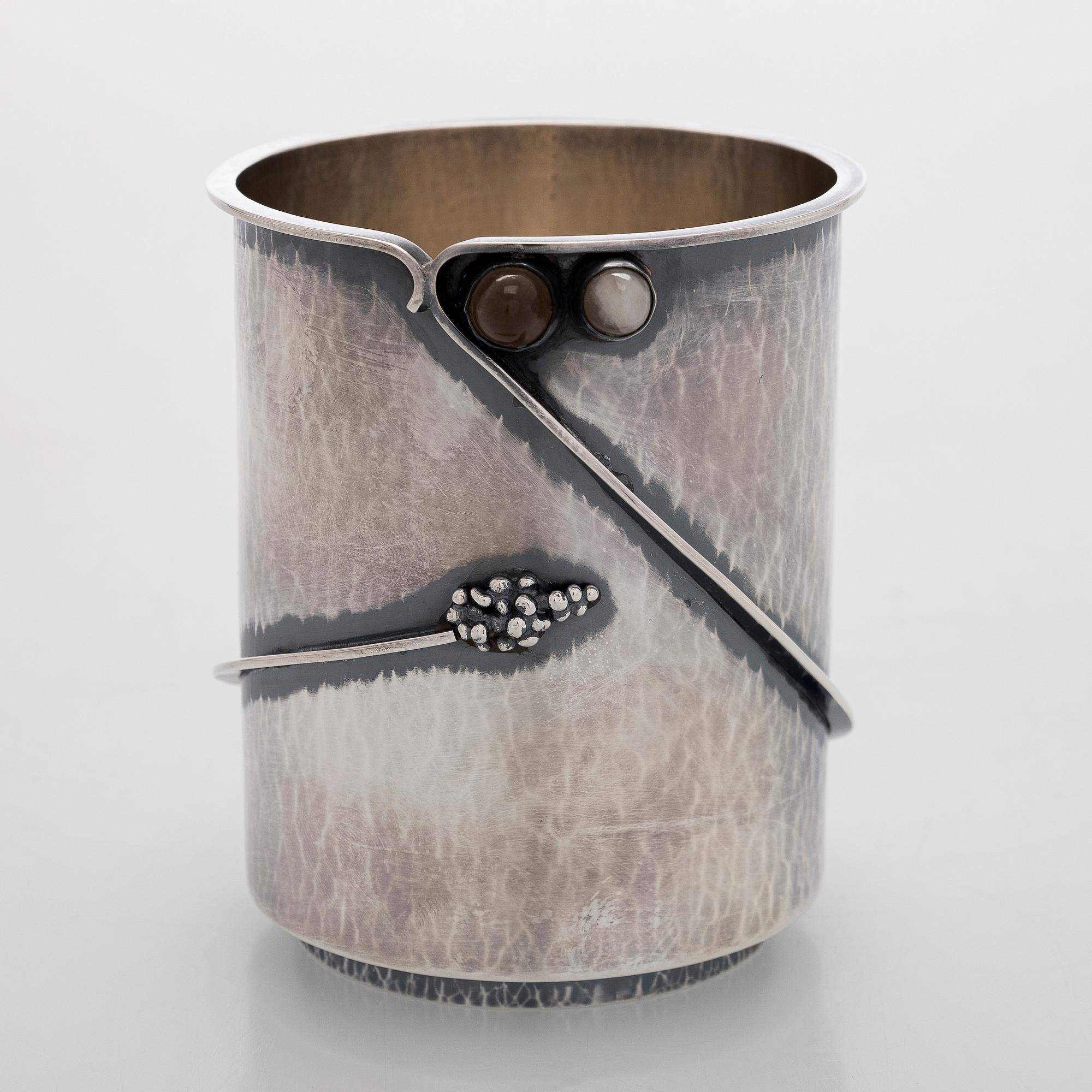 Maljakko, hopeaa ja pyöröhiottuja kvartseja, Pirkan-Kulta Tampere 1961.