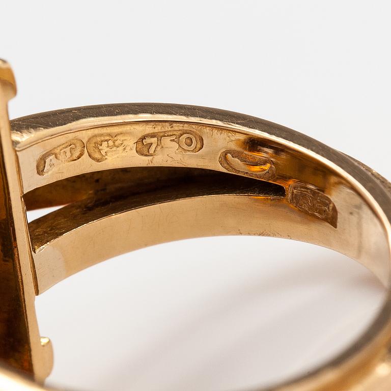 Oskar Pihl, An 18K gold cocktail ring with a citrine. A Tillander, Helsinki 1954.